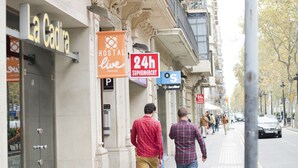 A hotel named "La Cadira" with a "24h Supermercado" sign, indicating a 24-hour supermarket. - Hostal Live Barcelona (Barcelona)