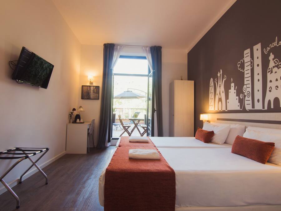 Superior Double Room, Terrace | Peti besi dalam bilik, meja, langsir/tirai gelap terus, kalis bunyi