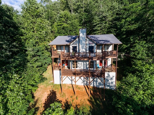 Long-Range Mountain Views All Rooms! Bedding for 8! Wi-Fi, Ping-Pong & X-Box!