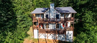 Long-Range Mountain Views All Rooms! Bedding for 8! Wi-Fi, Ping-Pong & X-Box!