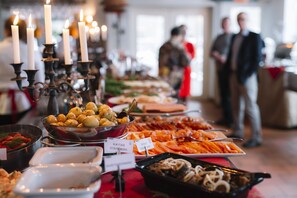 Desayuno buffet todos los días (SEK 135 por persona) 