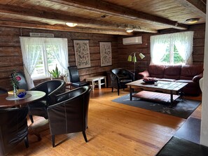 Minibar, cortinas blackout, tabla de planchar con plancha y wifi gratis 