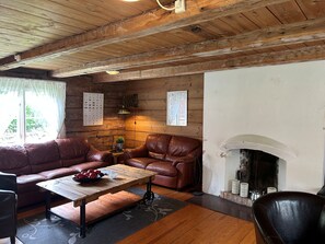 Een minibar, verduisterende gordijnen, een strijkplank/strijkijzer