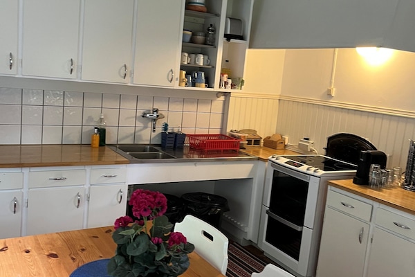 Sebuah peti sejuk di kawasan bersama