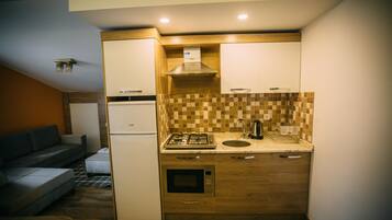 Lemari es besar, microwave, kompor, dan mesin pembuat kopi/teh