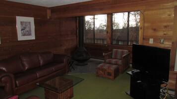 Télévision, lecteur de DVD, livres