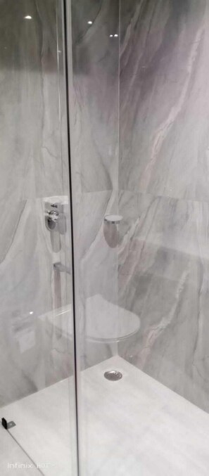 Habitación ejecutiva | Baño | Ducha y toallas