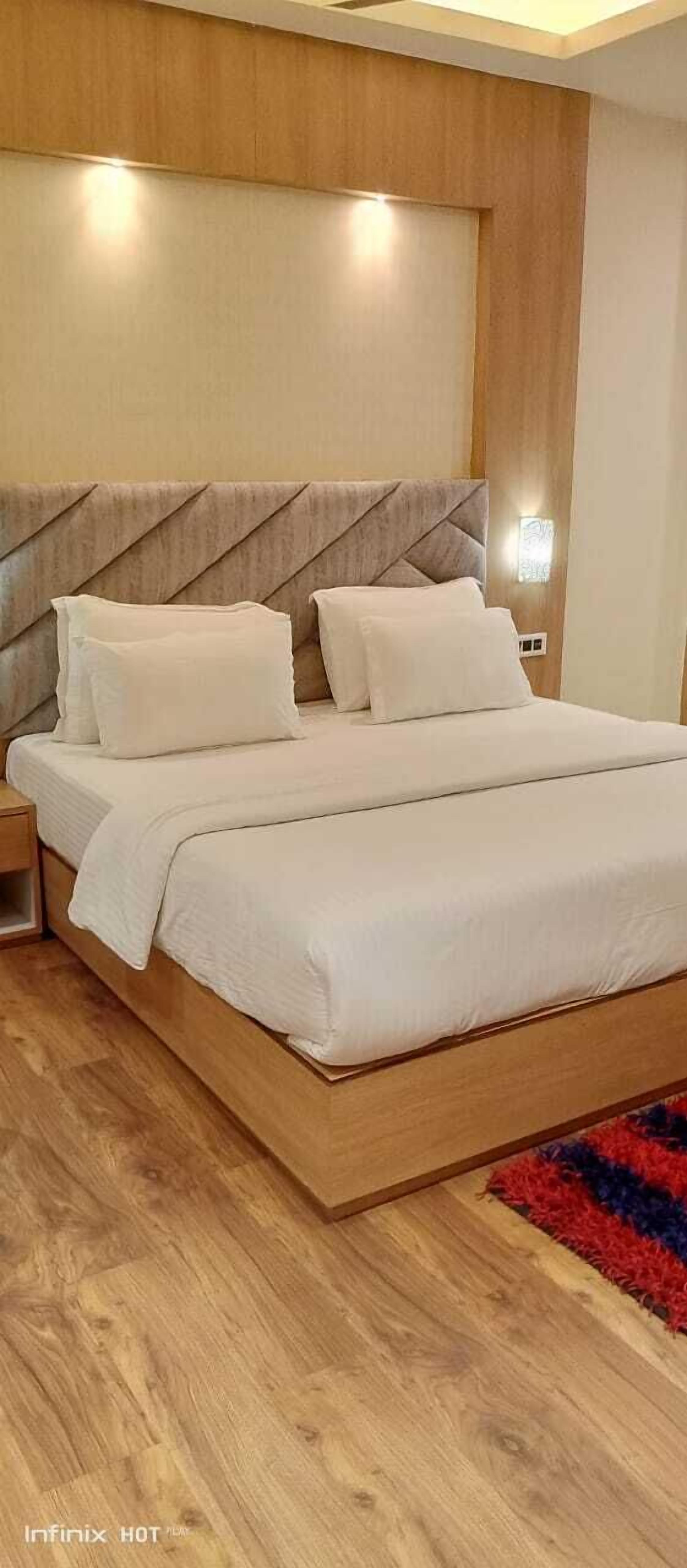 Habitación ejecutiva | Caja fuerte, escritorio, tabla de planchar con plancha