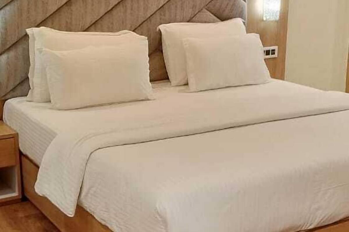 Habitación ejecutiva | Caja fuerte, escritorio, tabla de planchar con plancha