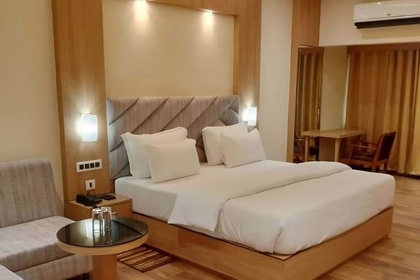 Executive Room | In-room safe, desk, iron/ironing board, rollaway beds (surcharge)