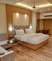 Caja de seguridad en la habitación y escritorio 