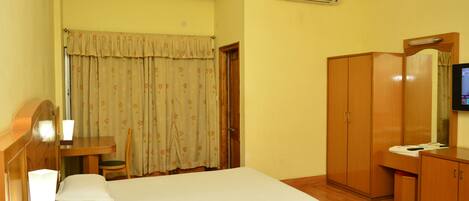 Cofres nos quartos, escrivaninha, ferros/tábuas de passar roupa