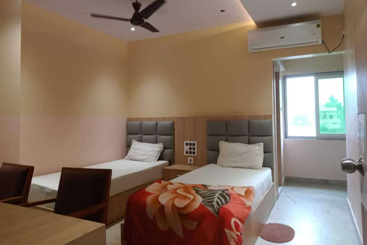 Caja fuerte, escritorio, tabla de planchar con plancha