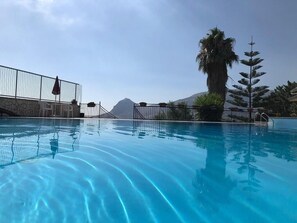 Seasonal outdoor pool, pool umbrellas - Kairos B&B (San Giuseppe Jato)