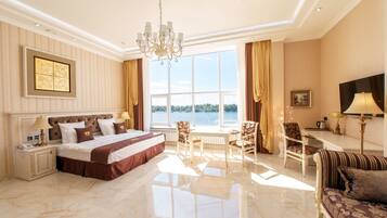 Deluxe-huone | Tallelokero huoneessa, työpöytä, pimennysverhot, lisävuoteet