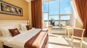 Comfort tweepersoonskamer, balkon | Een kluis op de kamer, een bureau, verduisterende gordijnen