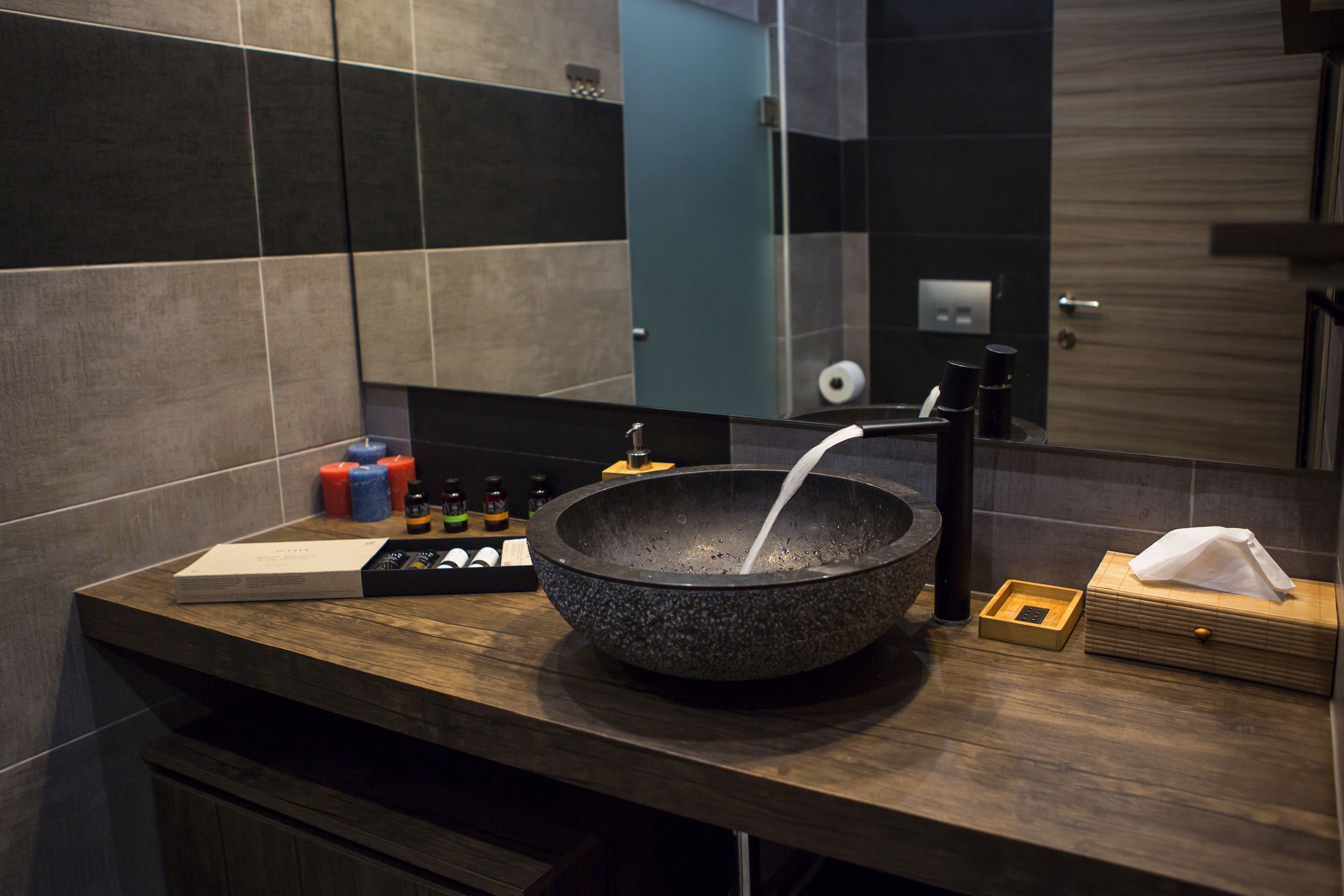 luxury house, 2 bedrooms, refrigerator & microwave, executive level | bathroom sink