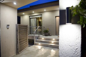 Front of property – evening/night - Villa Sunset Lagonisi (Saronikos)