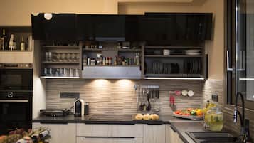 Kühlschrank, Mikrowelle, Herdplatte, Espressomaschine