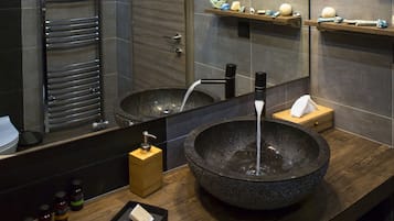 Luxury House, 2 Bedrooms, Refrigerator & Microwave, Executive Level | Bathroom sink