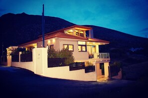 Front of property – evening/night - Villa Sunset Lagonisi (Saronikos)