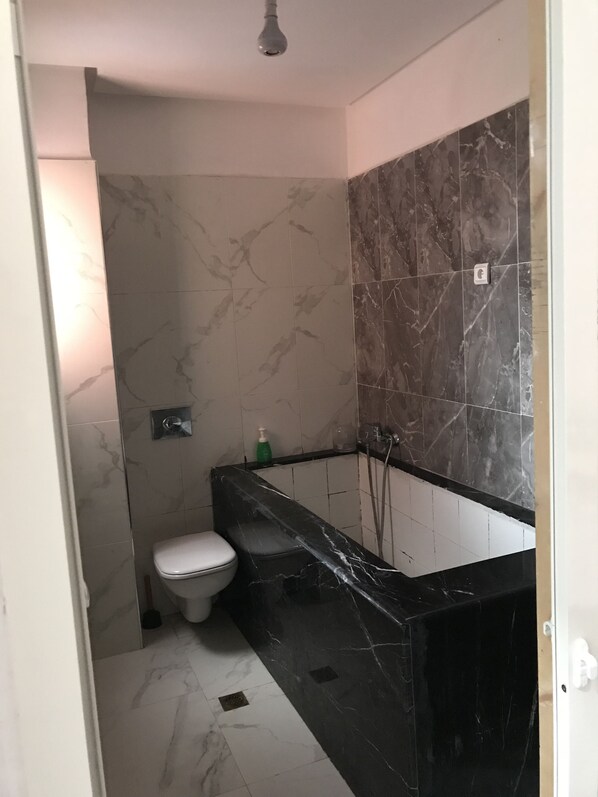 Villa | Salle de bain | Douche, serviettes fournies