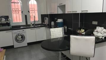 Villa | Cuisine privée | Réfrigérateur, micro-ondes (sur demande), four