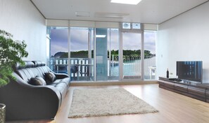 Superior-Apartment, Meerblick | Wohnbereich | 42-Zoll-Flachbildfernseher mit Kabelempfang, Fernseher, Fußbodenheizung