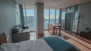 Family Studio Suite | Laptop workspace, free WiFi