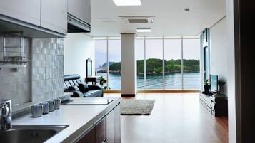 ํจ๋ฐ๋ฆฌ ์คํ๋์ค ์ค์ํธ | ๊ฑฐ์ค ๊ณต๊ฐ | ์ผ์ด๋ธ ์ฑ๋ ์์ฒญ์ด ๊ฐ๋ฅํ 42์ธ์น ํ๋ฉด TV, TV, ๋ฐ๋ฅ ๋๋ฐฉ/์จ๋