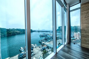 Laptop workspace, free WiFi