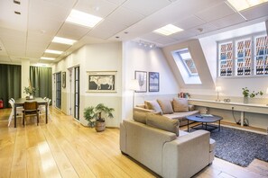 Appartement majestueux, 4 chambres | Aire de séjour | Téléviseur à écran plat, Netflix, films payants