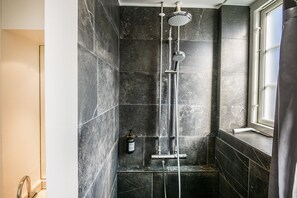 Apartemen Grand, 4 kamar tidur | Shower kamar mandi