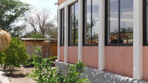Un edificio con ventanas amplias y cimientos de piedra.