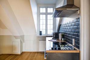Superior Apartment, 5 Bedrooms | Private kitchen | Full-size fridge, microwave, oven, stovetop - Kings Garden 2 by Daniel&Jacob’s (Copenhagen)