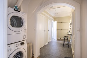 Superior Apartment, 5 Bedrooms | Bathroom amenities | Separate tub and shower, hair dryer, towels, shampoo - Kings Garden 2 by Daniel&Jacob’s (Copenhagen)