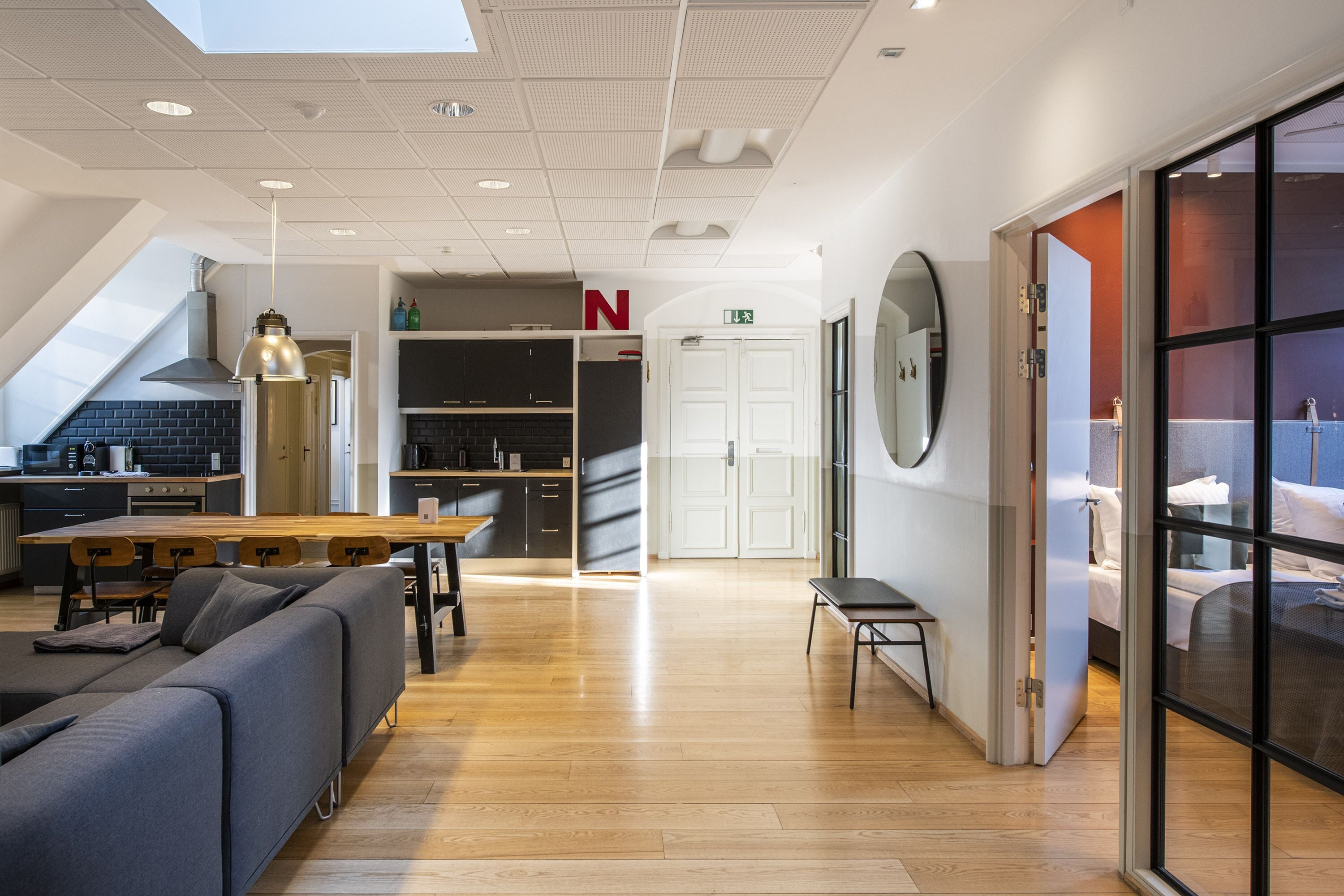 Apartamento superior, 5 habitaciones | Zona de estar | Smart TV de 55 pulgadas con canales digitales, una televisión