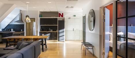 Apartamento superior, 5 habitaciones | Zona de estar | Smart TV de 55 pulgadas con canales digitales, una televisión