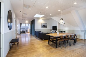 Leilighet – superior, 5 soverom | Oppholdsområde | En 55-tommers smart-TV med digitale kanaler samt TV og Netflix