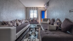 A modern living room with a sofa set, a coffee table, and patterned cushions. - Dar Saida Hora (Chefchaouen)