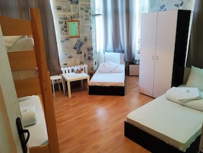 Classic-Vierbettzimmer | Kostenloses WLAN, Bettwäsche