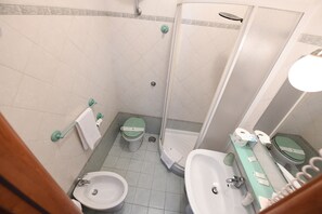 Double Room (Verde) | Bilik Mandi | Pancuran mandi, tuala disediakan 