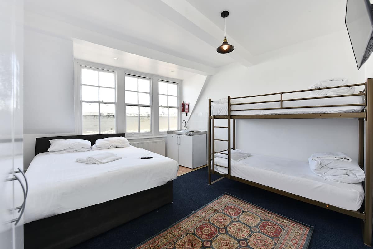 Familiekamer, 1 twee- of 2 eenpersoonsbedden, gemengde slaapzaal | Babybedden, extra bedden, gratis wifi