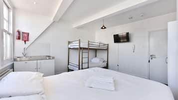 Habitación familiar con 1 cama doble o 2 individuales, dormitorio mixto | Cunas (de pago), camas supletorias, wifi gratis