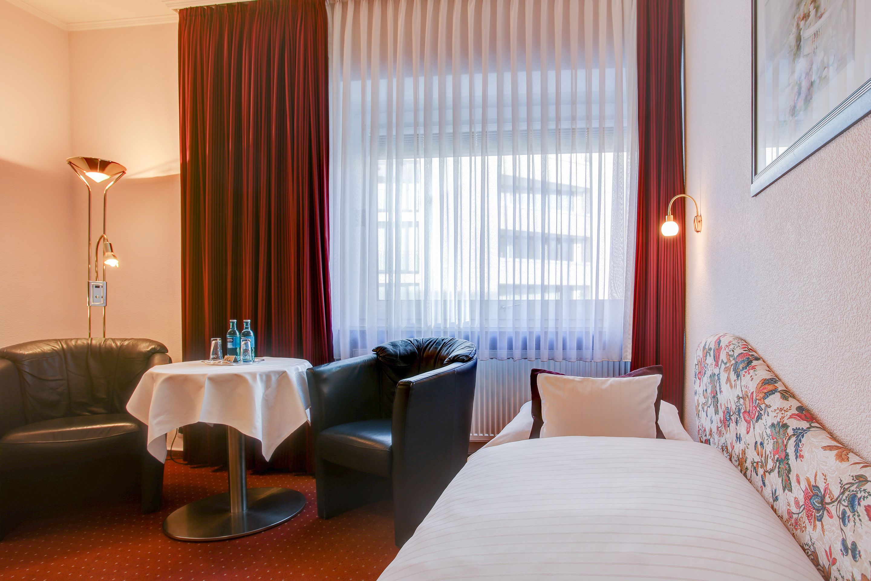 Triple Room | Desk, iron/ironing board, free WiFi, bed sheets