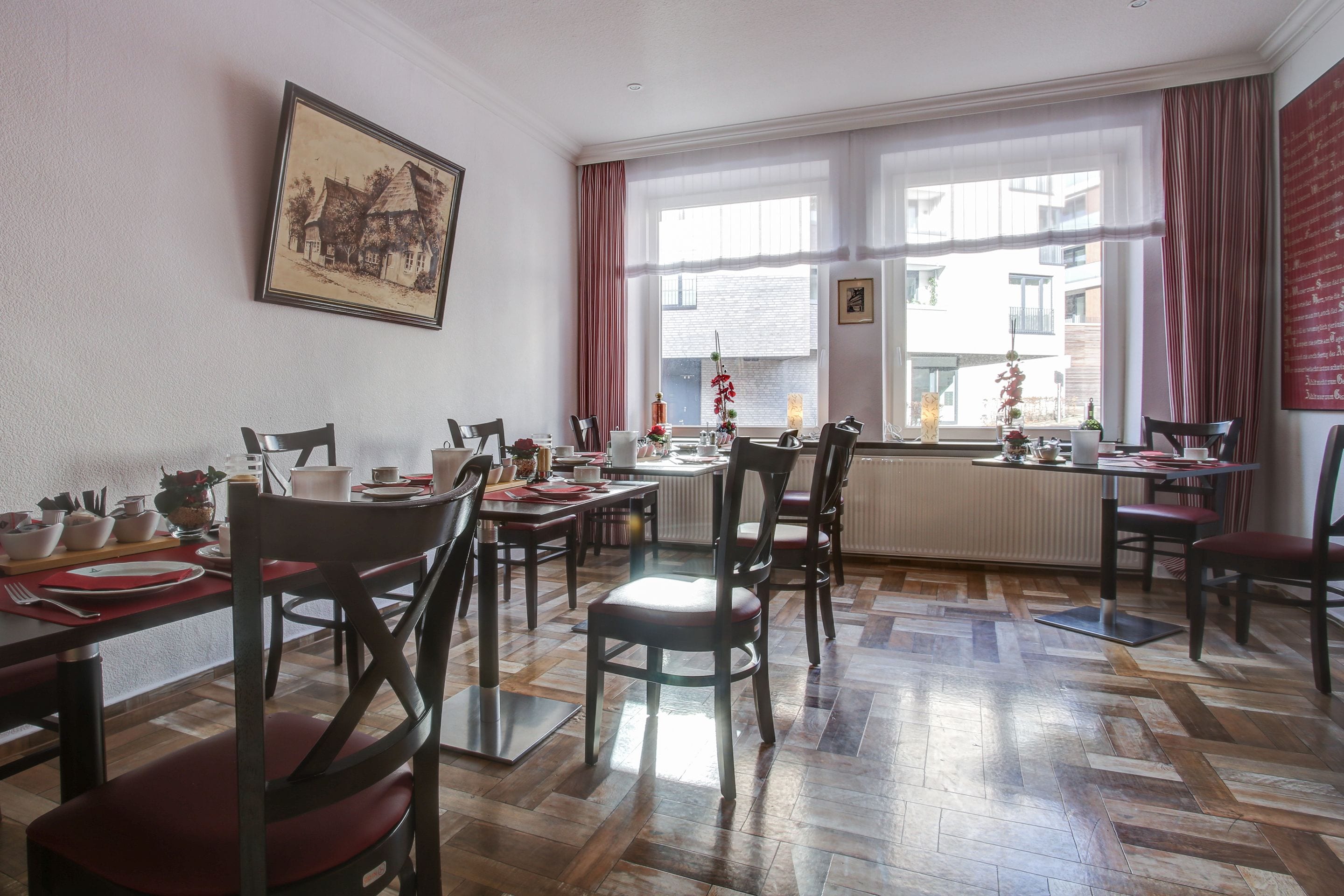 Tägliches Frühstücksbuffet (12.90 EUR pro Person)