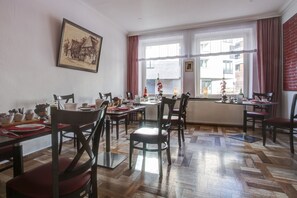 Petit déjeuner buffet (12.90 EUR par personne)