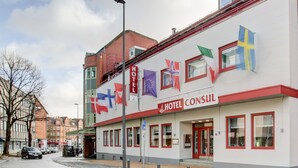 A building with a sign reading "HOTEL CONSUL". - Hotel Consul (Kiel)