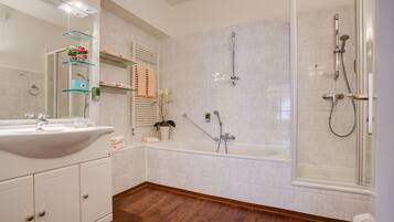 Classic Double Room | Bathroom | Hair dryer, towels, soap, shampoo