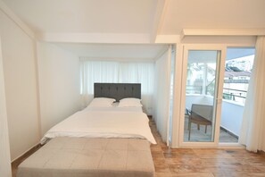 Studio suite, 1 queensize bed met slaapbank, keuken, uitzicht op stad | Luxe beddengoed, een kluis op de kamer, een bureau, geluiddichte muren